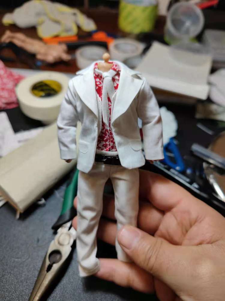 Vtoys zero white Kingpinn suit 1:12