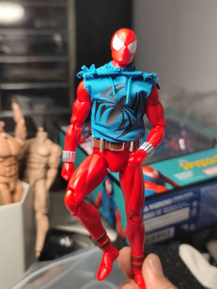 ML/Mafex Scarlet spiderr hoodie( Normal version or damaged version）1：12