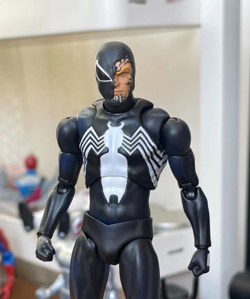 KAIYODO Amazing Yamaguchi/Mafex  Agent Venom headsculpt 1:12