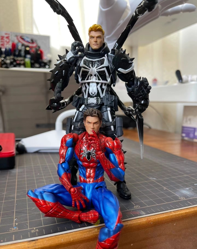 KAIYODO Amazing Yamaguchi/Mafex  Agent Venom headsculpt 1:12