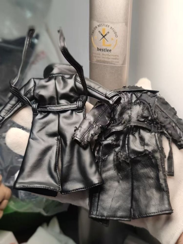 Mezco punisher Black leather trench coat 1/12 (the leather won't tear)
