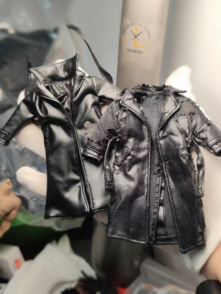 Mezco punisher Black leather trench coat 1/12 (the leather won't tear)