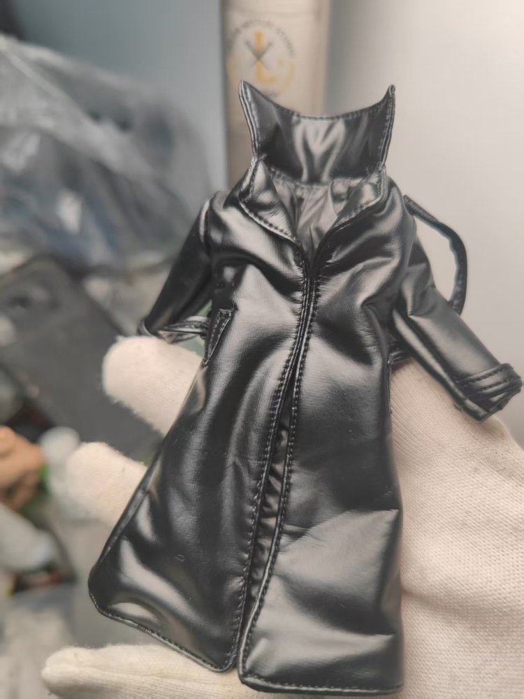 Mezco punisher Black leather trench coat 1/12 (the leather won't tear)
