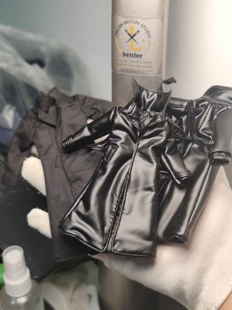 Mezco punisher Black leather trench coat 1/12 (the leather won't tear)