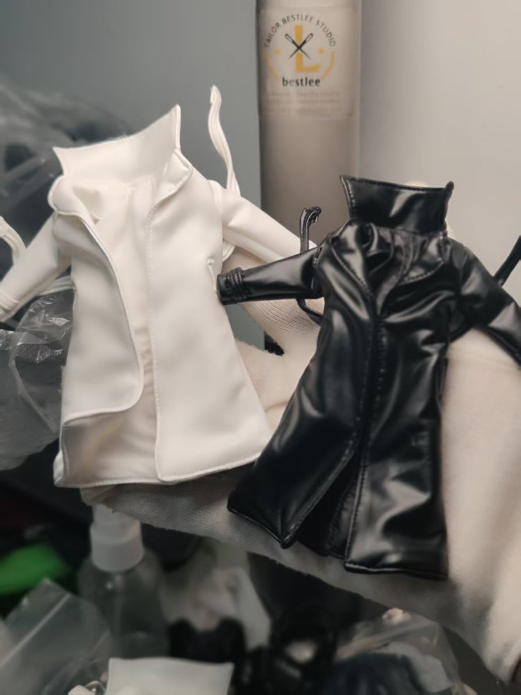 Mezco punisher Black leather trench coat 1/12 (the leather won't tear)