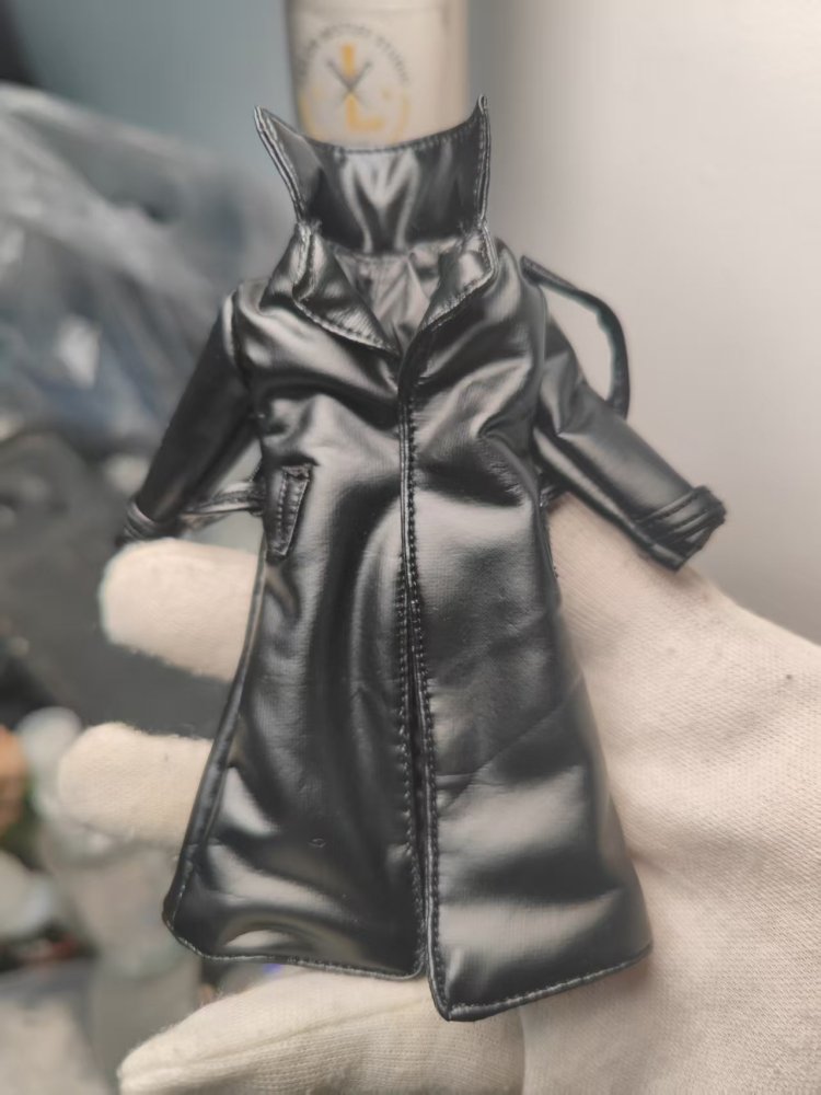 Mezco punisher Black leather trench coat 1/12 (the leather won't tear)
