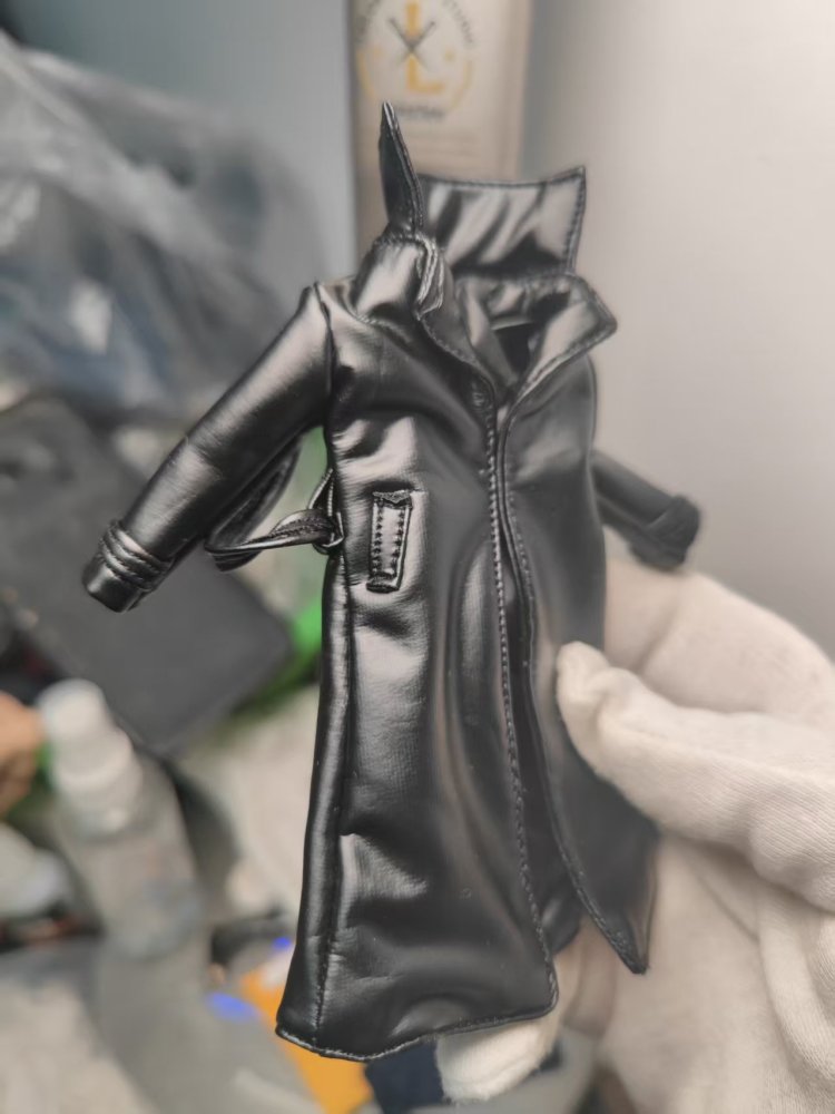 Mezco punisher Black leather trench coat 1/12 (the leather won't tear)