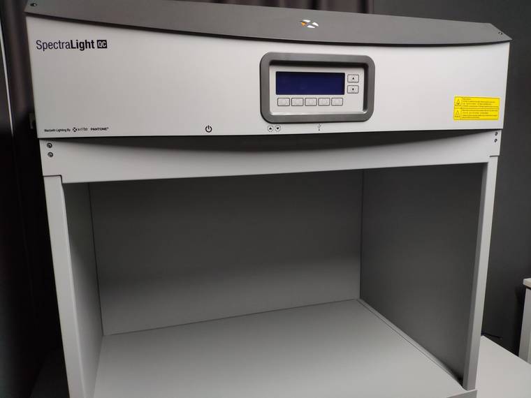 Spectralight-QC SPL-QC standard light box in the lab