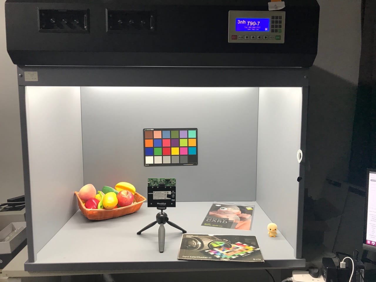 Standard light booth for color and imaging evaluation