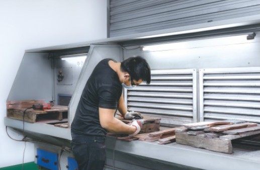 Final visual inspection of finished busbars